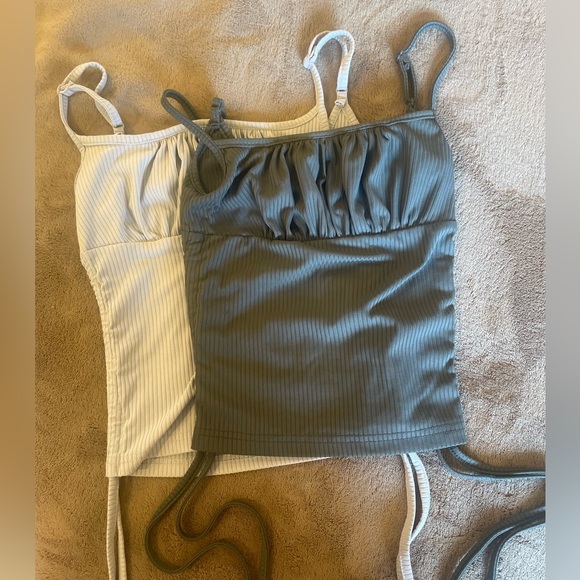 Super cute tank tops, the sides ruffle aswell - Picture 4 of 4